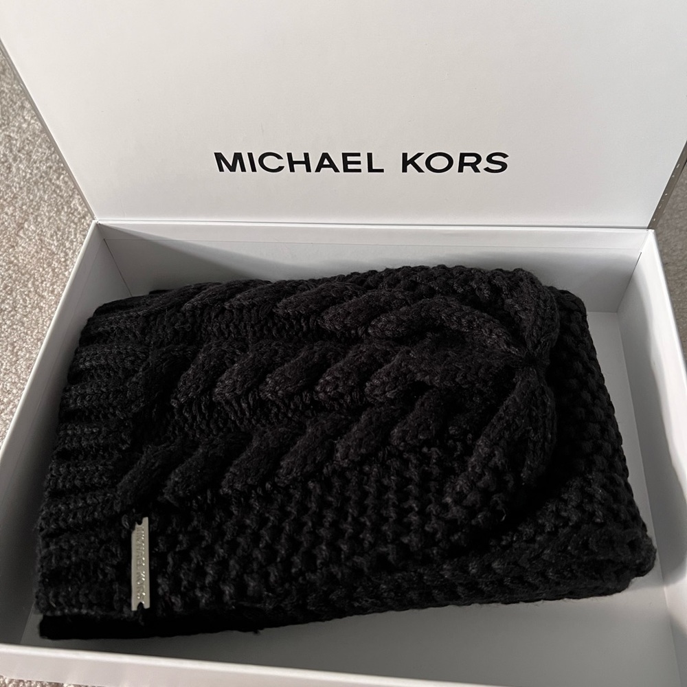 michael kors knit black beanie and matching scarf set with original box NWT